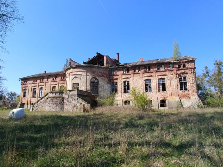 XVII pałac w Wełnie, Wełna, województwo wielkopolskie - relacja z 04.2019, zdjęcie 2