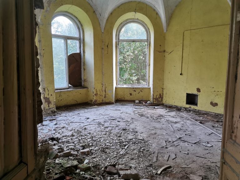 Opuszczony pałac w Świniarach, Wrocław, województwo dolnośląskie - relacja z 09.2019, zdjęcie 9