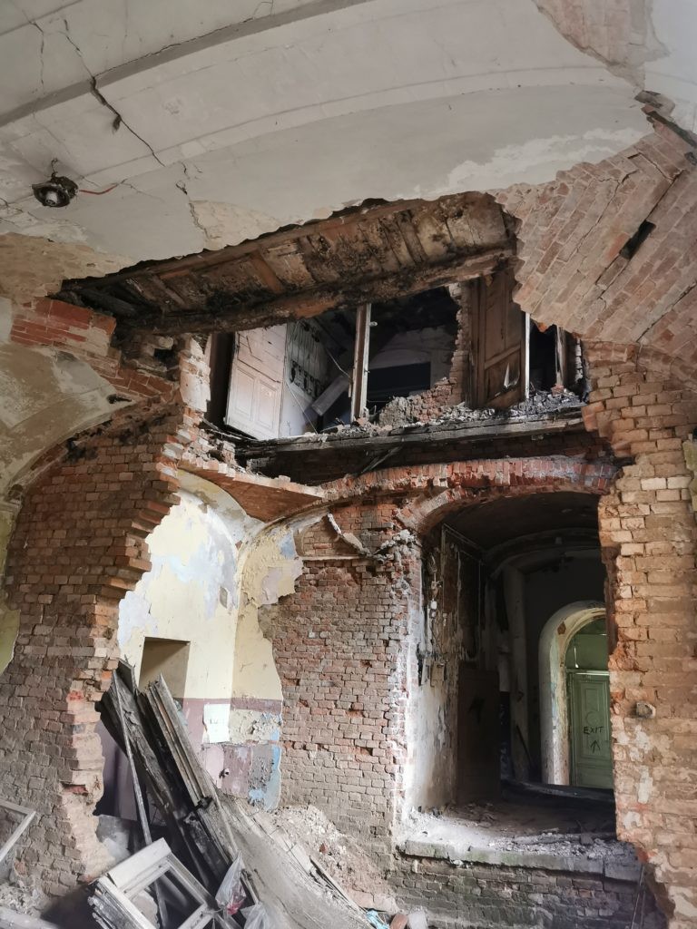 Opuszczony pałac w Świniarach, Wrocław, województwo dolnośląskie - relacja z 09.2019, zdjęcie 7
