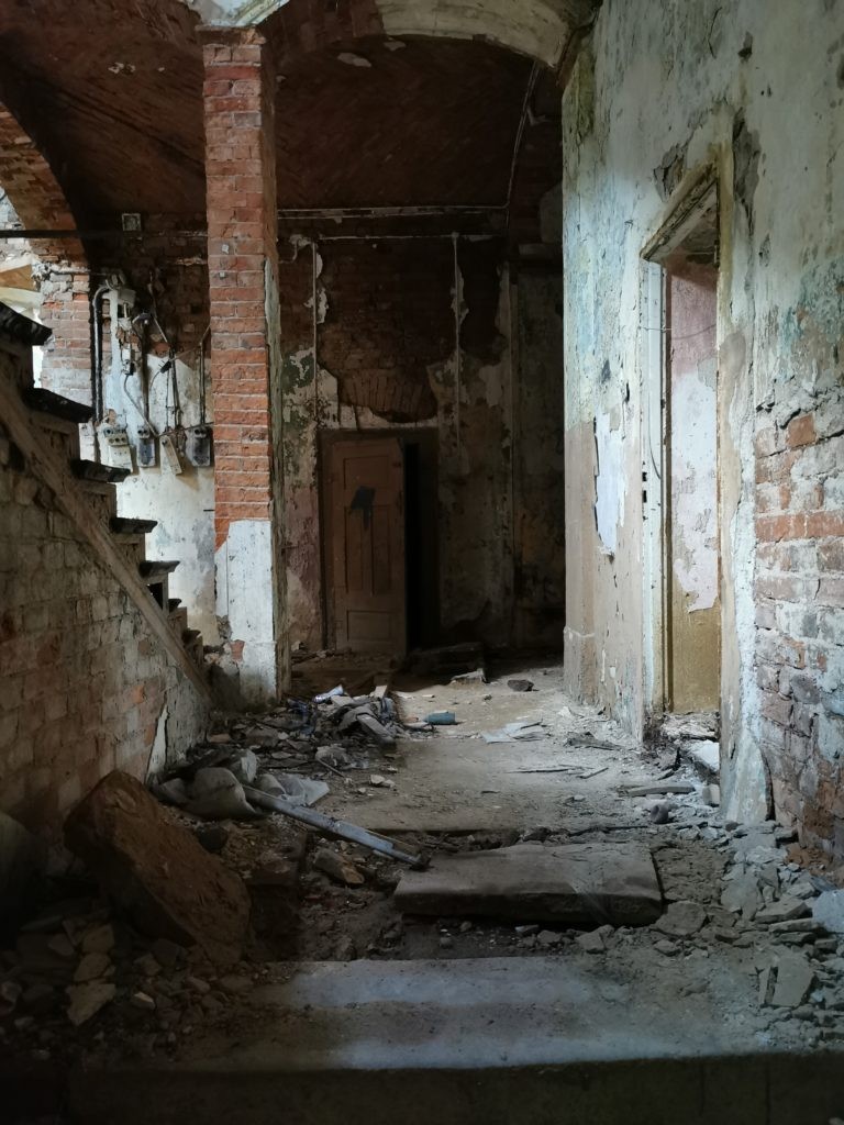Opuszczony pałac w Świniarach, Wrocław, województwo dolnośląskie - relacja z 09.2019, zdjęcie 6