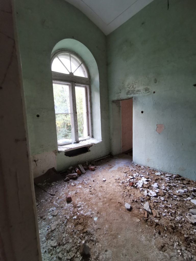 Opuszczony pałac w Świniarach, Wrocław, województwo dolnośląskie - relacja z 09.2019, zdjęcie 5