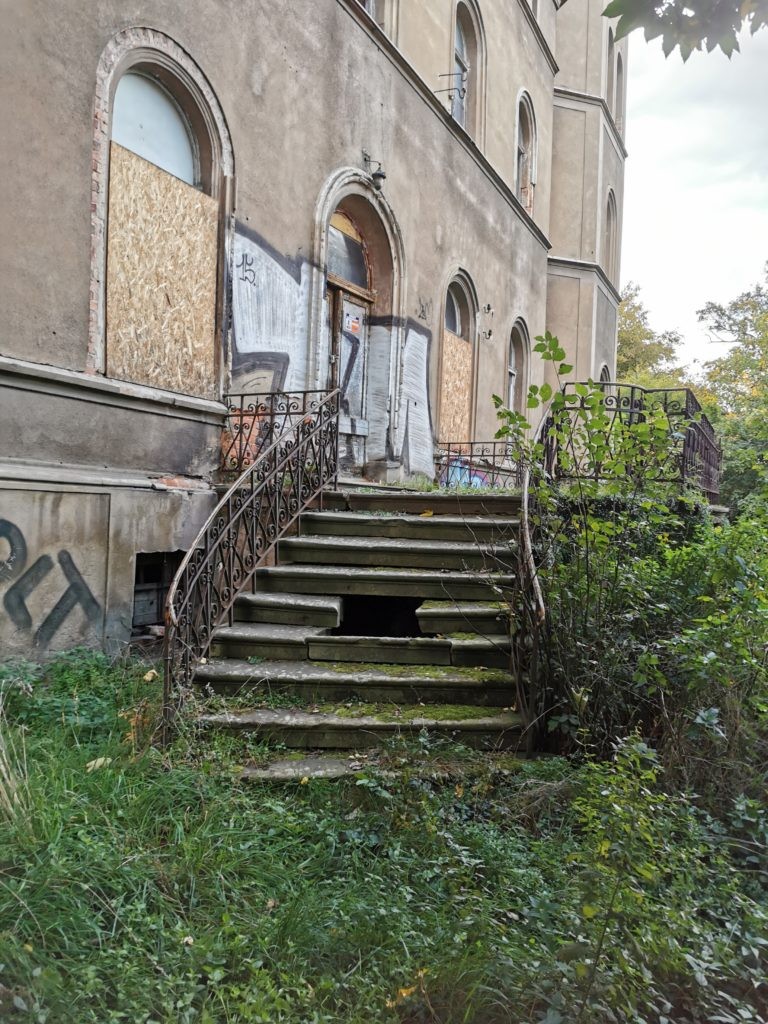 Opuszczony pałac w Świniarach, Wrocław, województwo dolnośląskie - relacja z 09.2019, zdjęcie 3