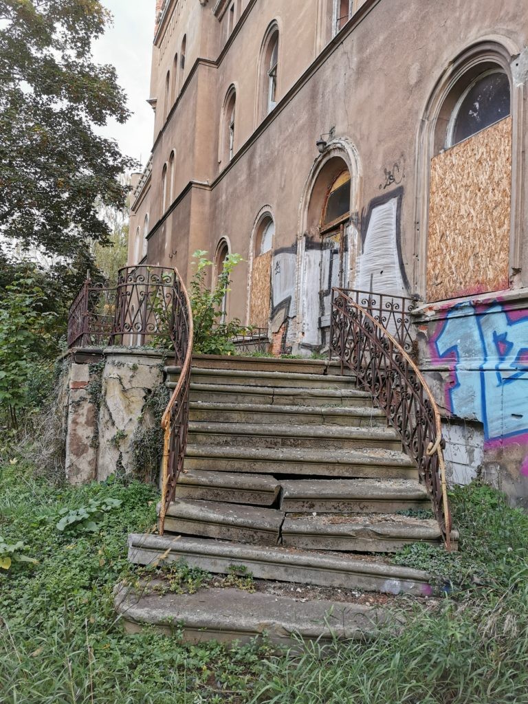Opuszczony pałac w Świniarach, Wrocław, województwo dolnośląskie - relacja z 09.2019, zdjęcie 2