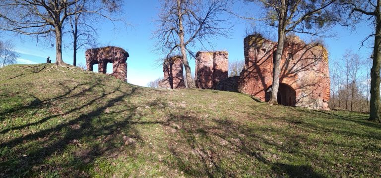 Ruiny zamku Krzyżackiego w pobliżu Grudziądza “Wzgórze Aniołów”, Sierakowo, województwo kujawsko-pomorskie - zdjęcie 1
