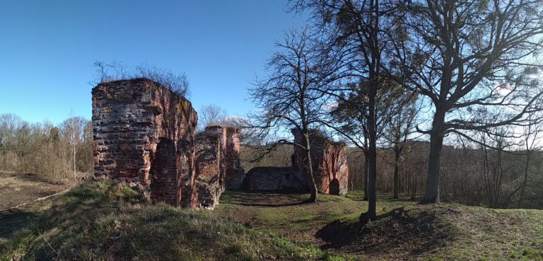 Ruiny zamku Krzyżackiego w pobliżu Grudziądza “Wzgórze Aniołów”, Sierakowo, województwo kujawsko-pomorskie - zdjęcie 2