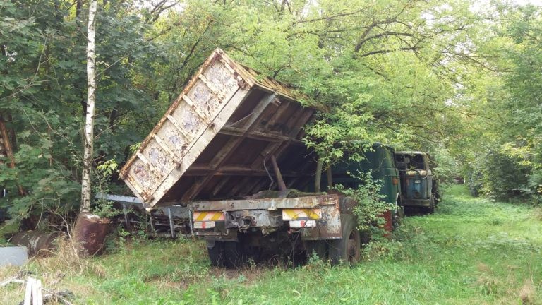 Cmentarzysko pojazdów, Karolew, województwo łódzkie - relacja z 08.2018, zdjęcie 6