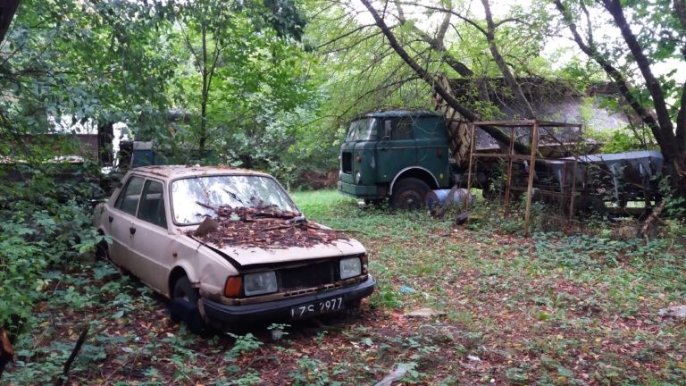 Cmentarzysko pojazdów, Karolew, województwo łódzkie - relacja z 08.2018, zdjęcie 4