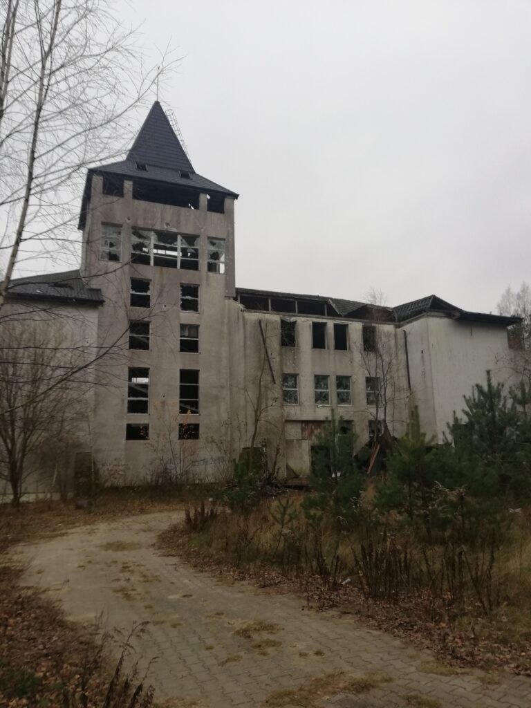 Nieukończony Hotel, Zaręby, województwo mazowieckie - zdjęcie z relacji 4