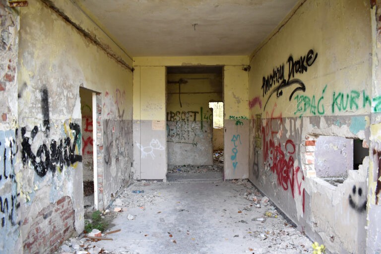 Opuszczona jednostka wojskowa. Gdynia Grabówek, Gdynia, województwo pomorskie - relacja z 10.2019, zdjęcie 1