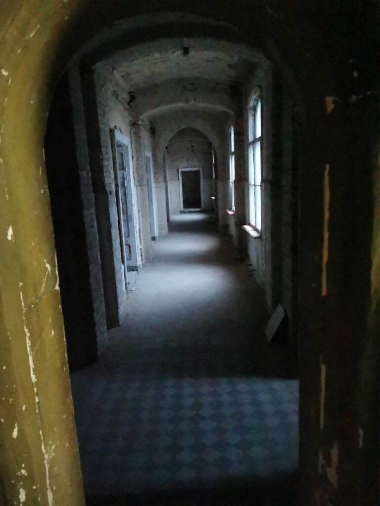 Neogotycki szpital z XIX wieku, Mokrzeszów, województwo dolnośląskie - relacja z 11.2019, zdjęcie 18