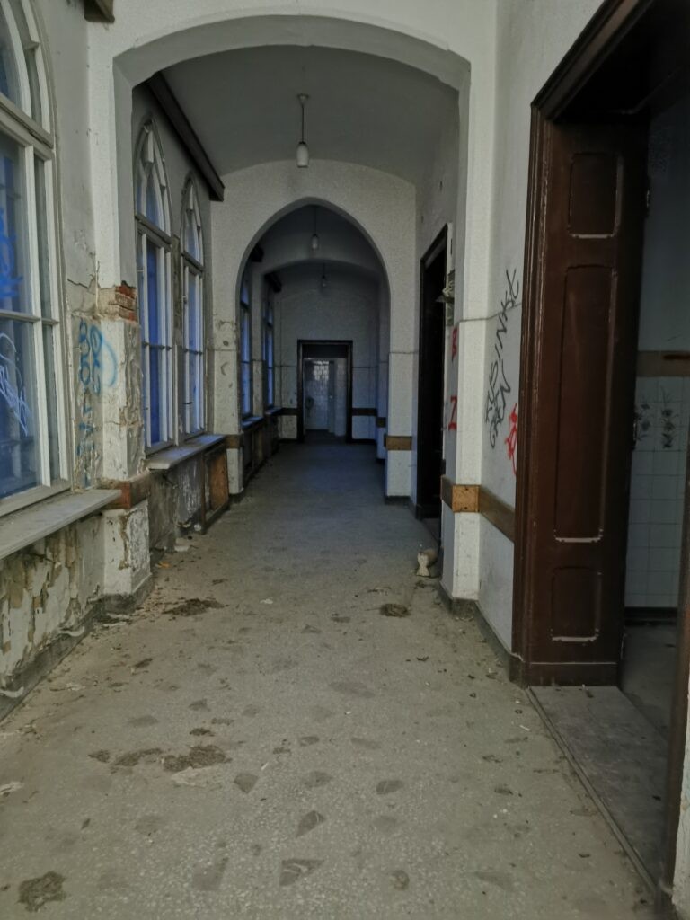 Neogotycki szpital z XIX wieku, Mokrzeszów, województwo dolnośląskie - relacja z 11.2019, zdjęcie 17