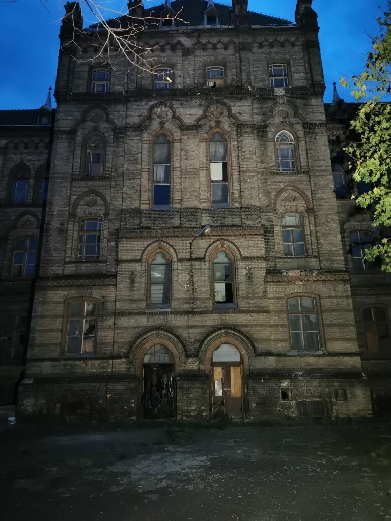 Neogotycki szpital z XIX wieku, Mokrzeszów, województwo dolnośląskie - relacja z 11.2019, zdjęcie 14