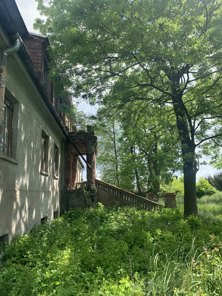 Dwór Szlachecki z XVIII w. w Dzierlinie, Dzierlin, województwo łódzkie - relacja z 05.2020, zdjęcie 3