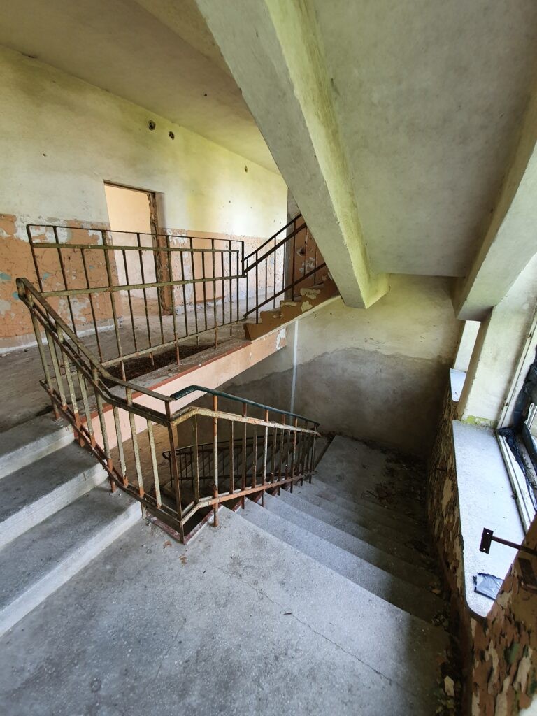 Opuszczona szkoła, Brudzawki, województwo kujawsko-pomorskie - relacja z 05.2020, zdjęcie 7