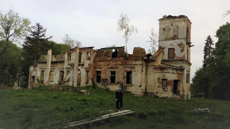 XIX-wieczny dwór, Bartodzieje, województwo mazowieckie - relacja z 05.2019, zdjęcie 1