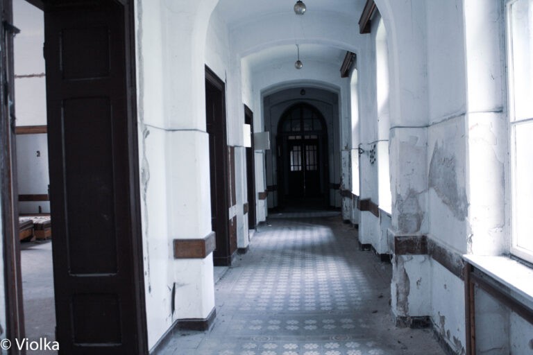 Neogotycki szpital z XIX wieku, Mokrzeszów, województwo dolnośląskie - relacja z 06.2020, zdjęcie 21
