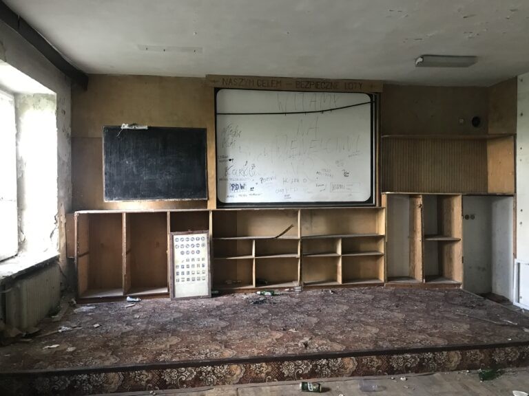 Opuszczona jednostka wojskowa (Pułk Lotniczy), Babimost, województwo lubuskie - relacja z 07.2020, zdjęcie 22