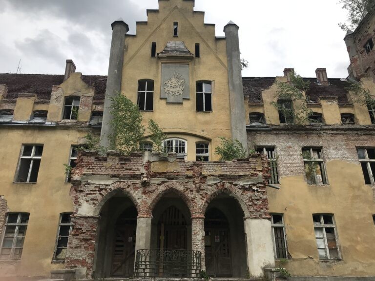 Pałac w Dobrowie, Rozłazino, województwo zachodniopomorskie - relacja z 07.2020, zdjęcie 2