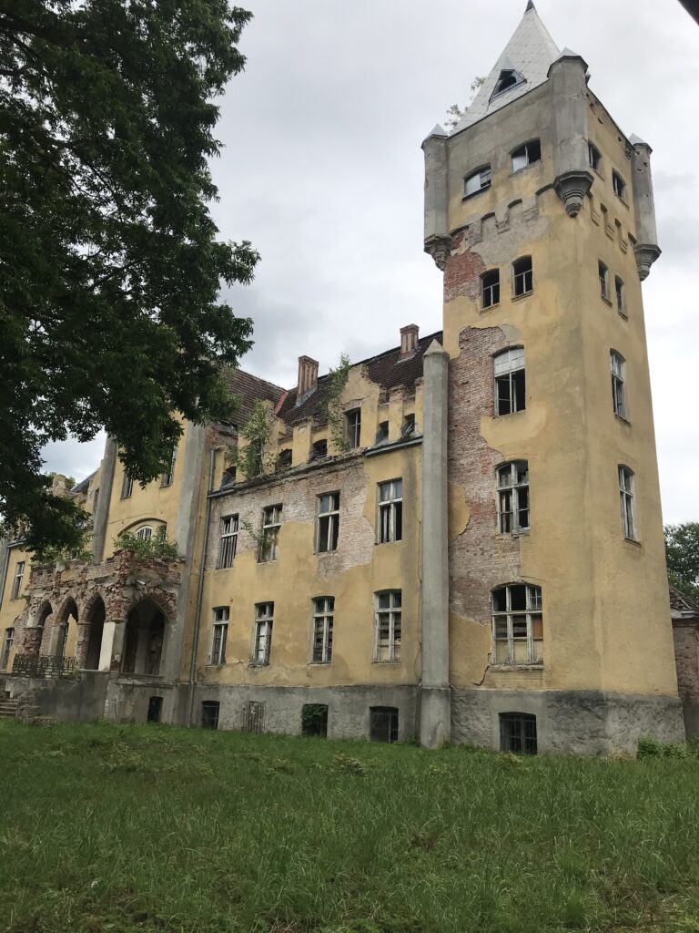 Pałac w Dobrowie, Rozłazino, województwo zachodniopomorskie - relacja z 07.2020, zdjęcie 1