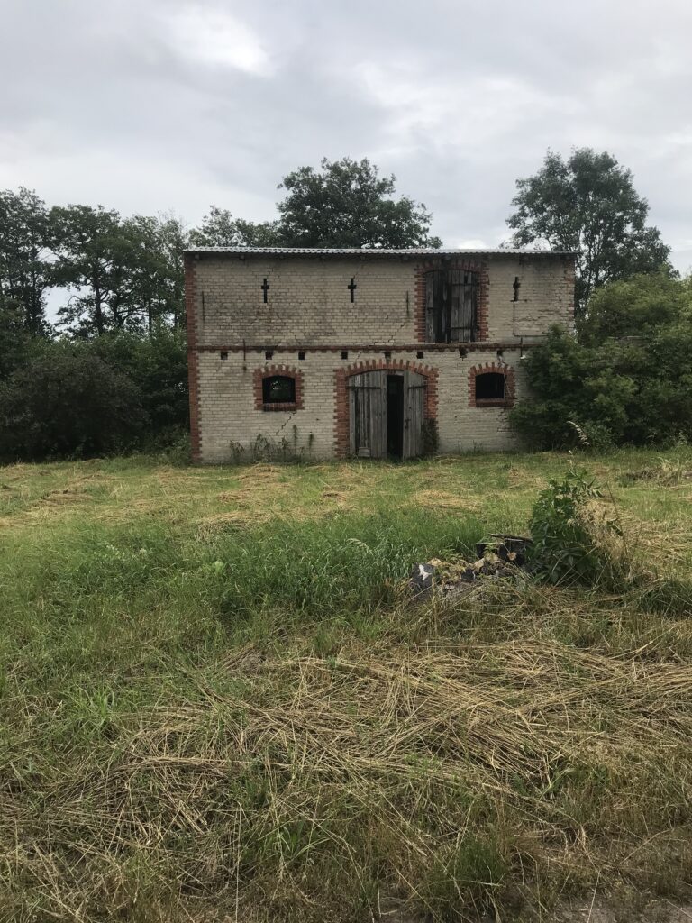 Opuszczone budynki Ożar k/ Barlinka, Nierybno, województwo zachodniopomorskie - zdjęcie 1