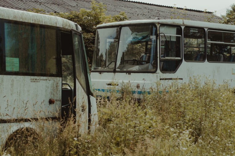 Opuszczona baza PKS i budynki gospodarcze pgrowskie w Dzierążni, Dąbrowa, województwo lubelskie - relacja z 06.2020, zdjęcie 5
