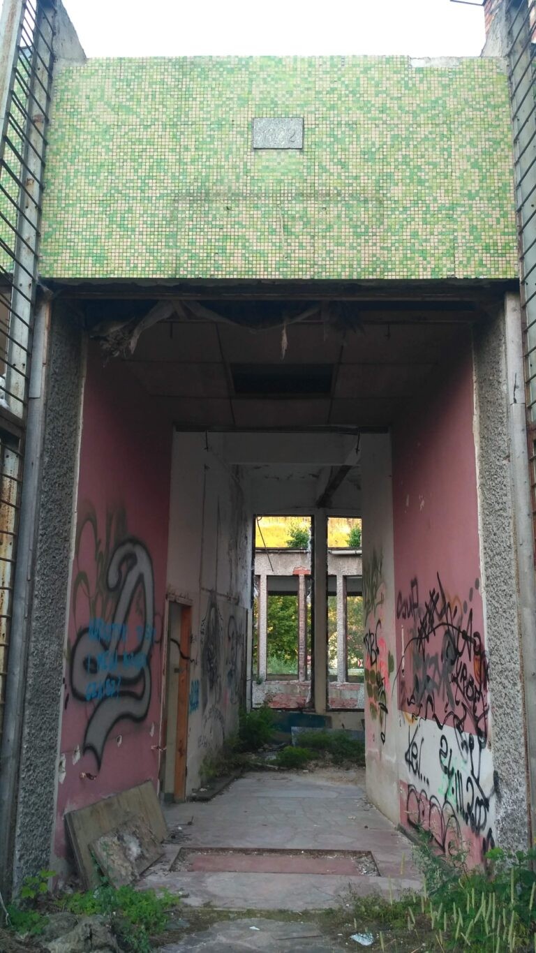 opuszczona kuchnia/stołówka dla kuracjuszy, Sosnówka, województwo dolnośląskie - relacja z 07.2020, zdjęcie 11