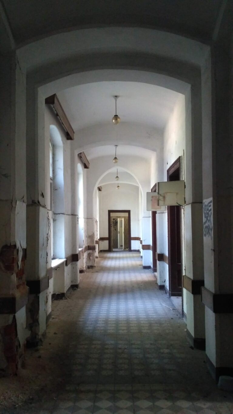 Neogotycki szpital z XIX wieku, Mokrzeszów, województwo dolnośląskie - relacja z 08.2020, zdjęcie 31