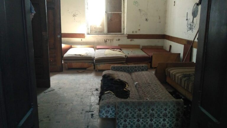 Neogotycki szpital z XIX wieku, Mokrzeszów, województwo dolnośląskie - relacja z 08.2020, zdjęcie 30