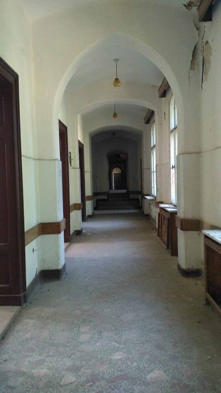 Neogotycki szpital z XIX wieku, Mokrzeszów, województwo dolnośląskie - relacja z 08.2020, zdjęcie 28