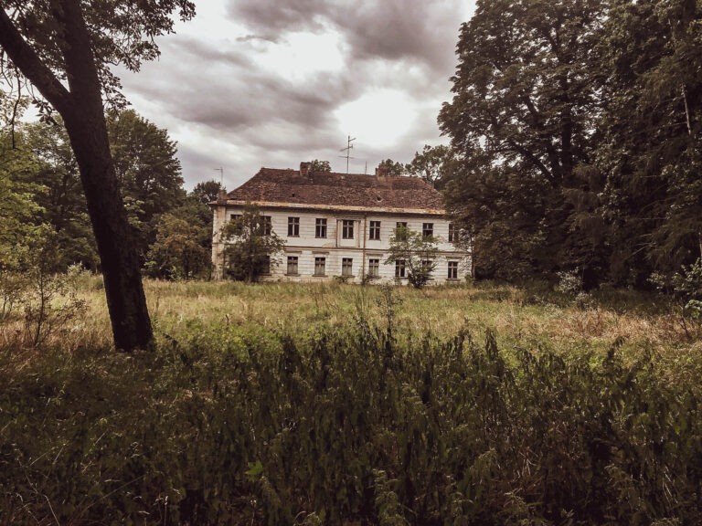 Opuszczony pałac/szkoła podstawowa, Grodziec, województwo wielkopolskie - relacja z 08.2020, zdjęcie 4