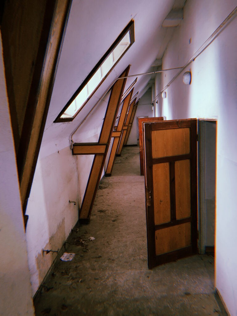 Neogotycki szpital z XIX wieku, Mokrzeszów, województwo dolnośląskie - relacja z 09.2020, zdjęcie 36
