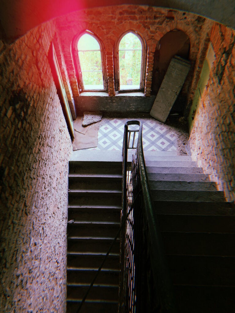 Neogotycki szpital z XIX wieku, Mokrzeszów, województwo dolnośląskie - relacja z 09.2020, zdjęcie 35