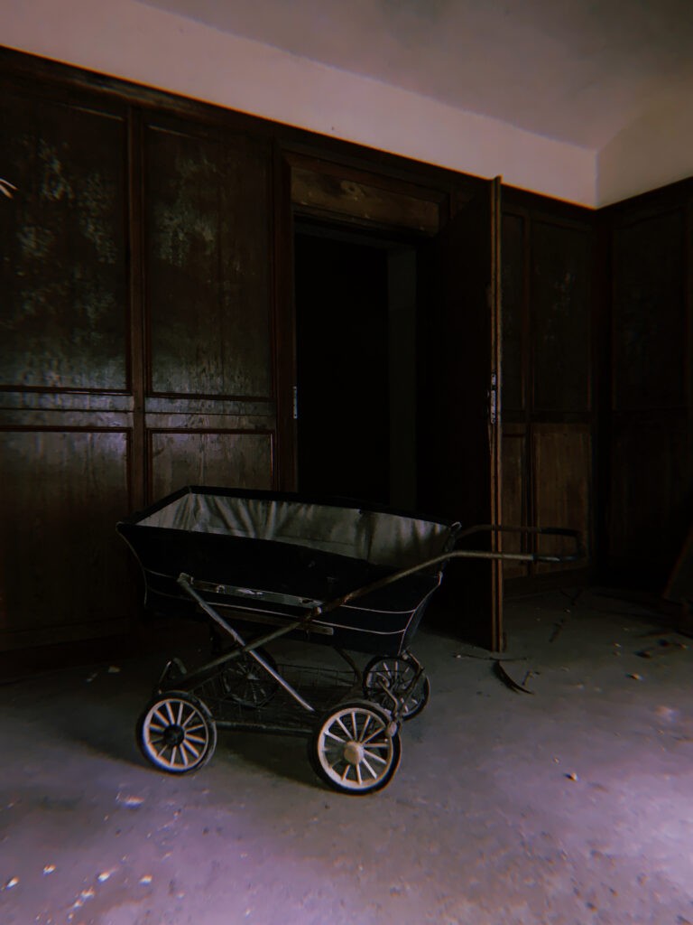 Neogotycki szpital z XIX wieku, Mokrzeszów, województwo dolnośląskie - relacja z 09.2020, zdjęcie 34