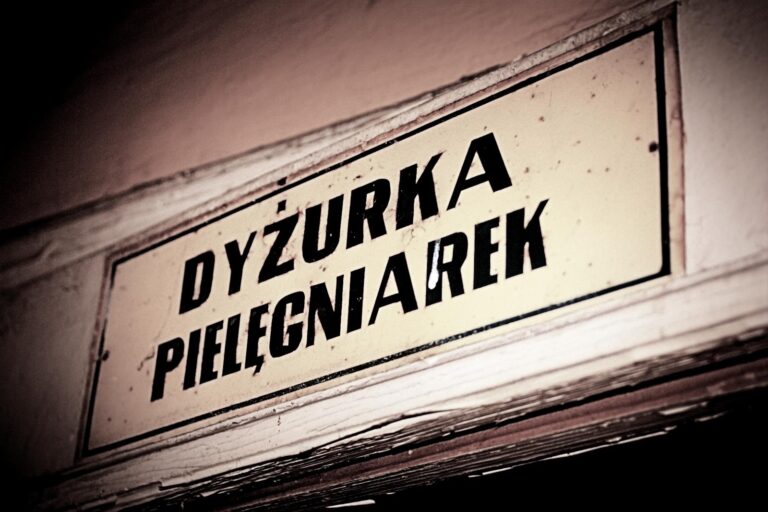 Opuszczony Szpital, Uszczyn, województwo łódzkie - zdjęcie 1