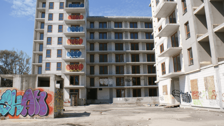 Niedokończony i opuszczony zespół bloków mieszkalnych., Warszawa, województwo mazowieckie - relacja z 08.2020, zdjęcie 6