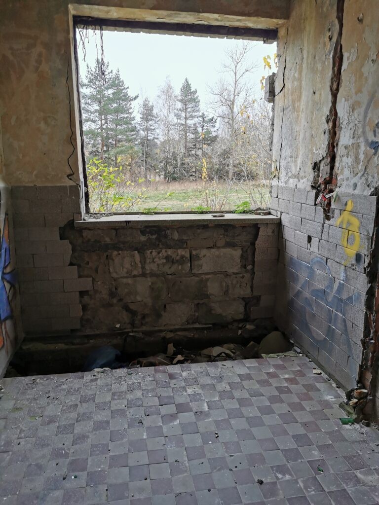 Pozostalosci dawnej jednostki wojskowej, Łazy, Łazy, województwo zachodniopomorskie - relacja z 09.2020, zdjęcie 8