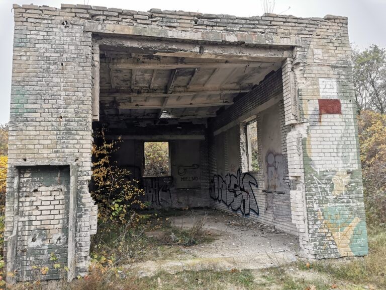 Pozostalosci dawnej jednostki wojskowej, Łazy, Łazy, województwo zachodniopomorskie - relacja z 09.2020, zdjęcie 6