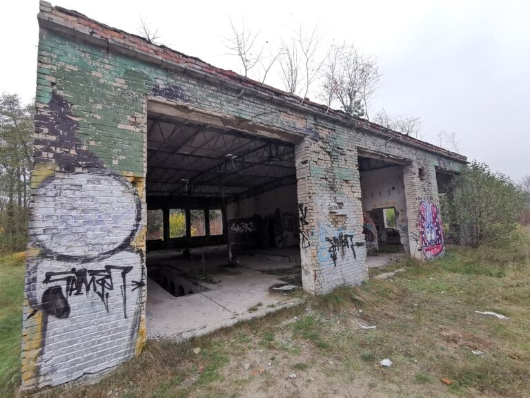 Pozostalosci dawnej jednostki wojskowej, Łazy, Łazy, województwo zachodniopomorskie - relacja z 09.2020, zdjęcie 4