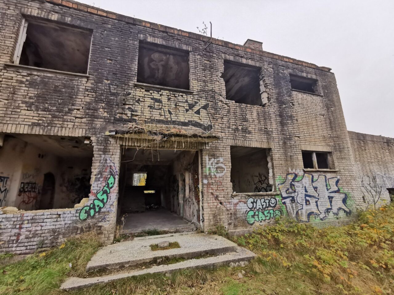 Pozostalosci dawnej jednostki wojskowej, Łazy, Łazy, zachodniopomorskie — zdjęcie 3