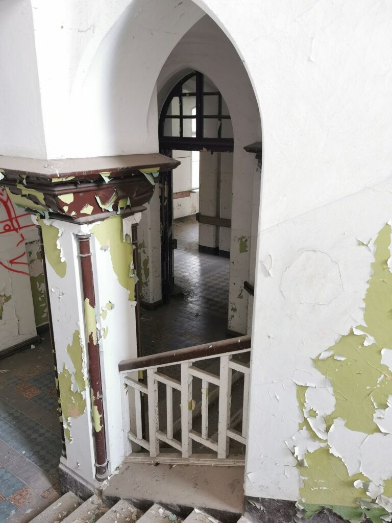 Neogotycki szpital z XIX wieku, Mokrzeszów, województwo dolnośląskie - relacja z 09.2020, zdjęcie 52