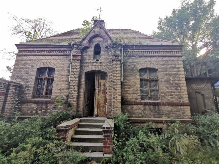 Neogotycki szpital z XIX wieku, Mokrzeszów, województwo dolnośląskie - relacja z 09.2020, zdjęcie 51