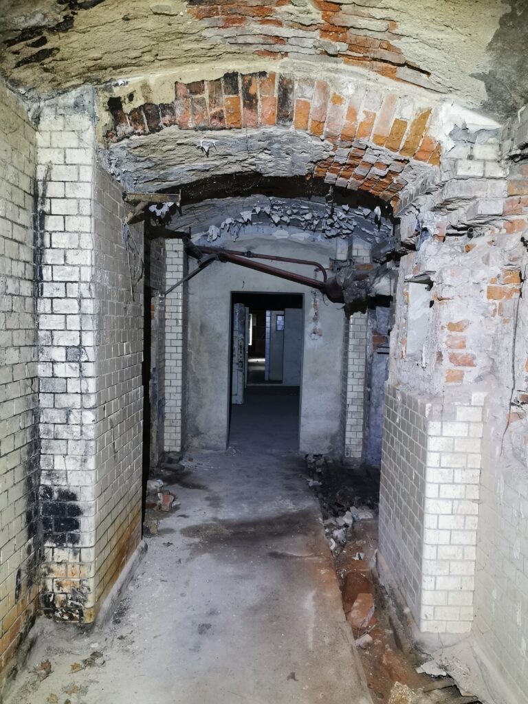 Neogotycki szpital z XIX wieku, Mokrzeszów, województwo dolnośląskie - relacja z 09.2020, zdjęcie 47