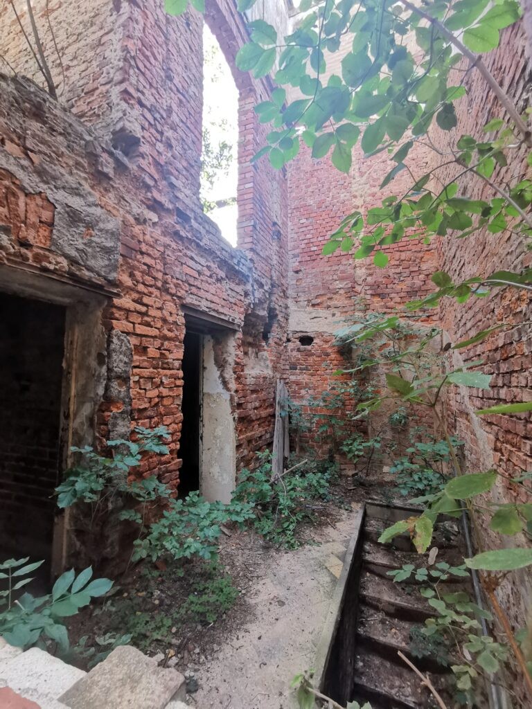 Neogotycki szpital z XIX wieku, Mokrzeszów, województwo dolnośląskie - relacja z 09.2020, zdjęcie 44