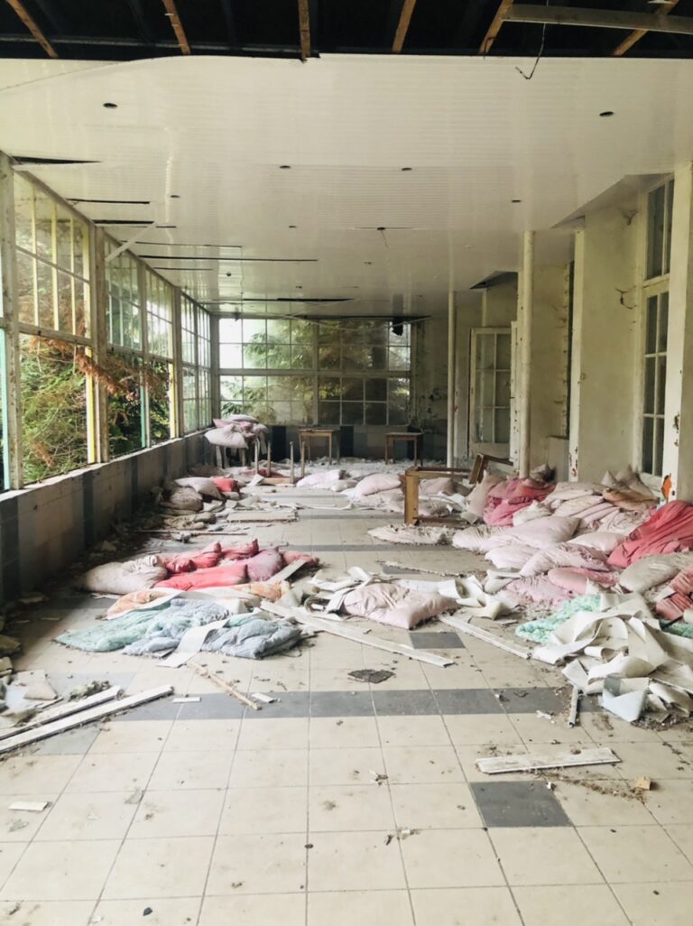 Opuszczony Wojskowy Dom Wypoczynkowy Karkonosze, Pogorzelica, województwo zachodniopomorskie - relacja z 11.2020, zdjęcie 2