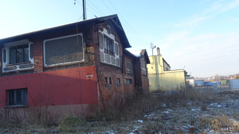 Budynek obok maszyny wyciągowej i łaźni na terenie byłej kopalni KWK ANNA, Pszów, województwo śląskie - zdjęcie 5