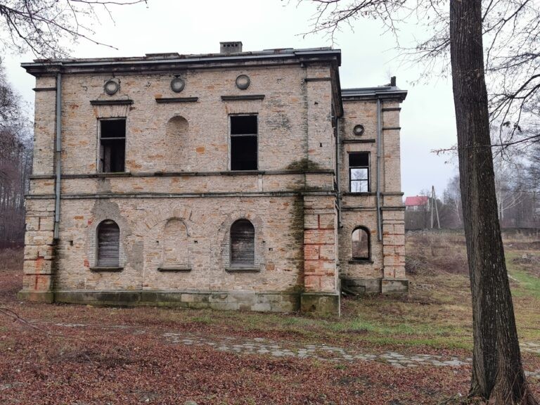 Pałac Schoenbergów, Wąchock, województwo świętokrzyskie - relacja z 09.2020, zdjęcie 12