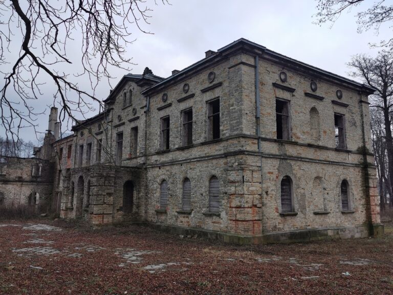 Pałac Schoenbergów, Wąchock, województwo świętokrzyskie - relacja z 09.2020, zdjęcie 7