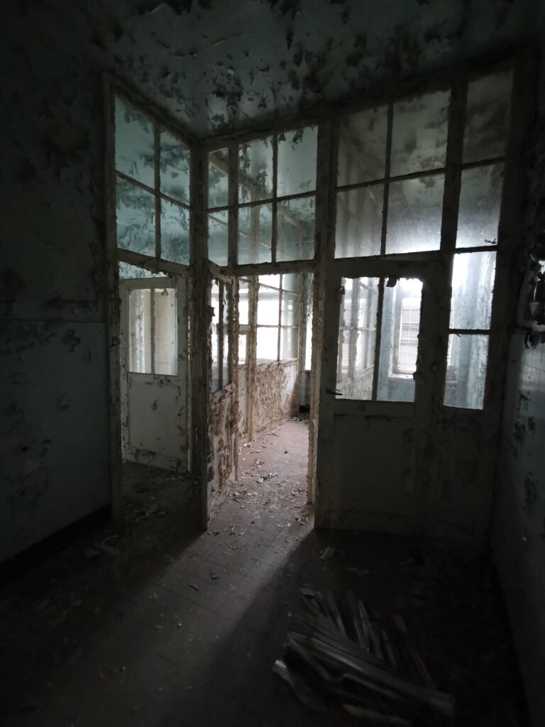 Opuszczony szpital, Starachowice, województwo świętokrzyskie - relacja z 09.2020, zdjęcie 20