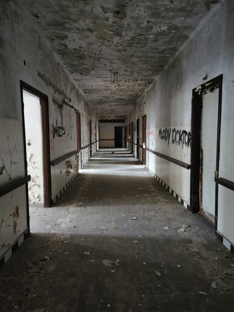 Opuszczony szpital, Starachowice, województwo świętokrzyskie - relacja z 09.2020, zdjęcie 17