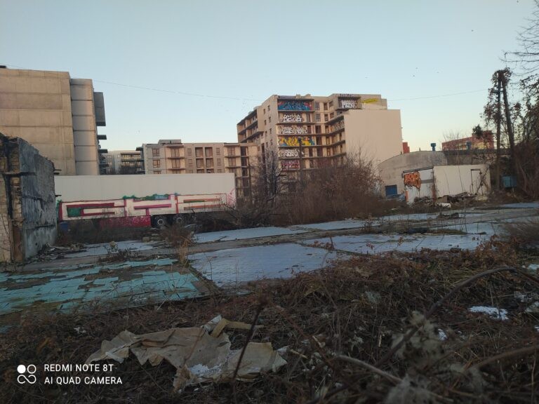 Niedokończony i opuszczony zespół bloków mieszkalnych., Warszawa, województwo mazowieckie - relacja z 02.2021, zdjęcie 11